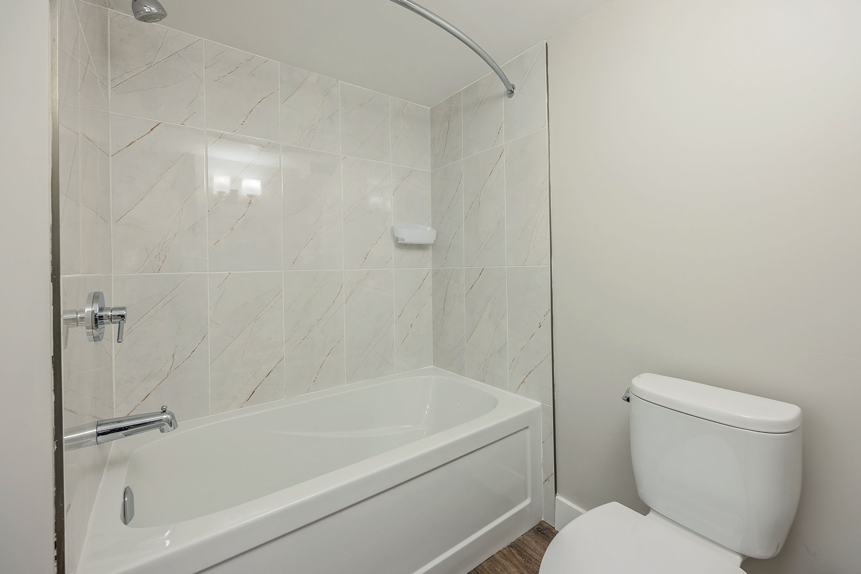 3 bedroom apartment - 630 Base Line Rd E, London 2
