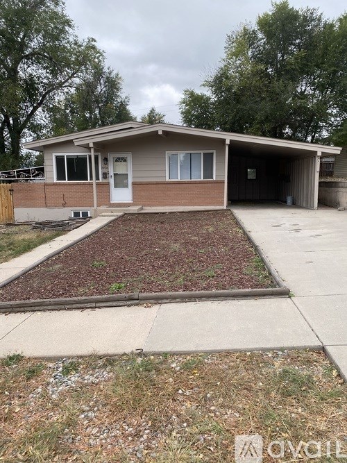 A house with a front yard and a driveway.