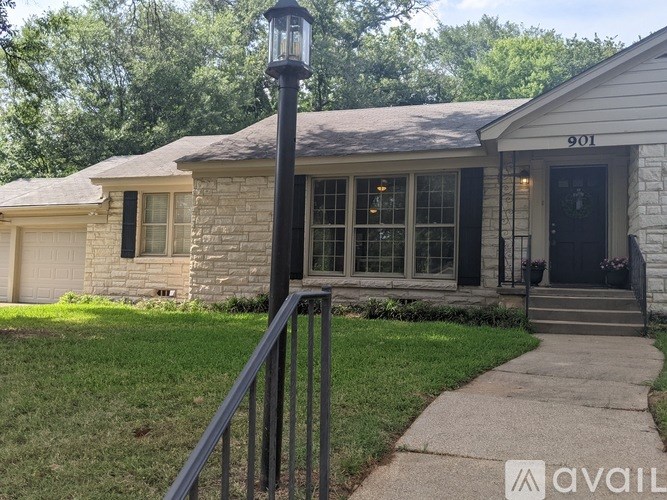 A house numbered 901 with a black lamp post in front.
