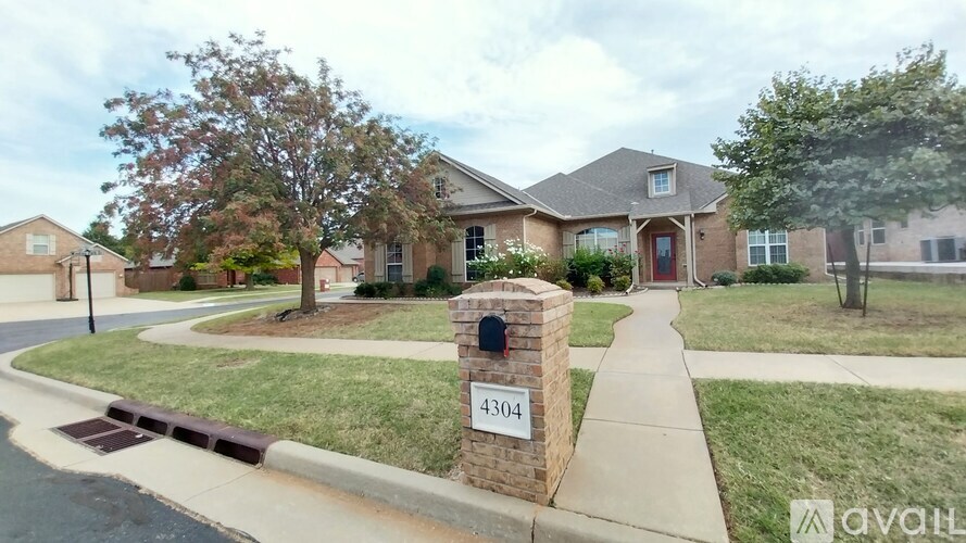 A house with the number 4304 on a stone pillar in front.