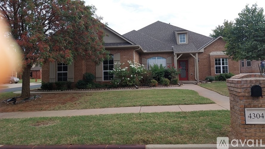A house with the number 4304 on a stone pillar in front.