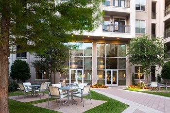 Courtyard at The Icon at Ross in Dallas, TX - Photo Gallery 20