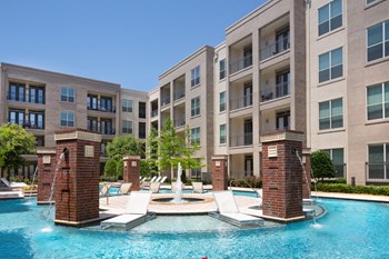 Swimming pool at The Icon at Ross apartments in Dallas, TX - Photo Gallery 4