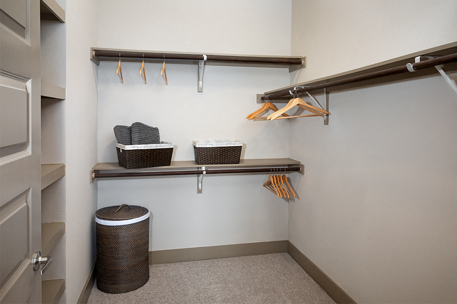 Strata Apartments - Dallas, TX - walk-in closet