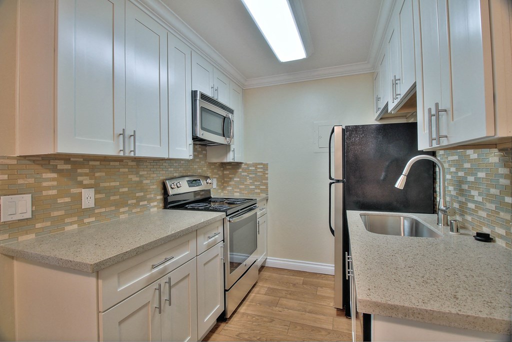 Modern Kitchen With Custom Cabinet at Sunnyvale Town Center, Sunnyvale, 94086
