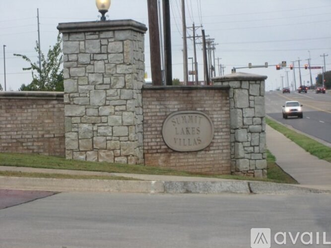 A stone pillar with Summit Lakes Villas written on it.