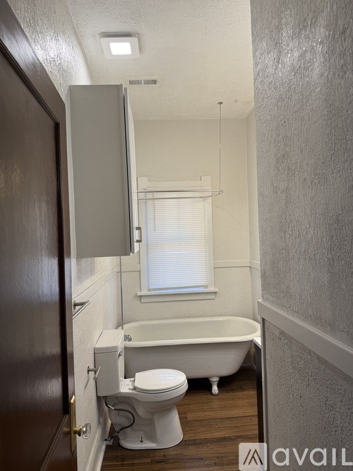 A bathroom with a toilet, sink, and bathtub.