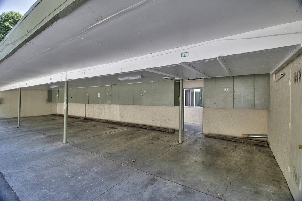 an empty room in a building with concrete floors and pillars