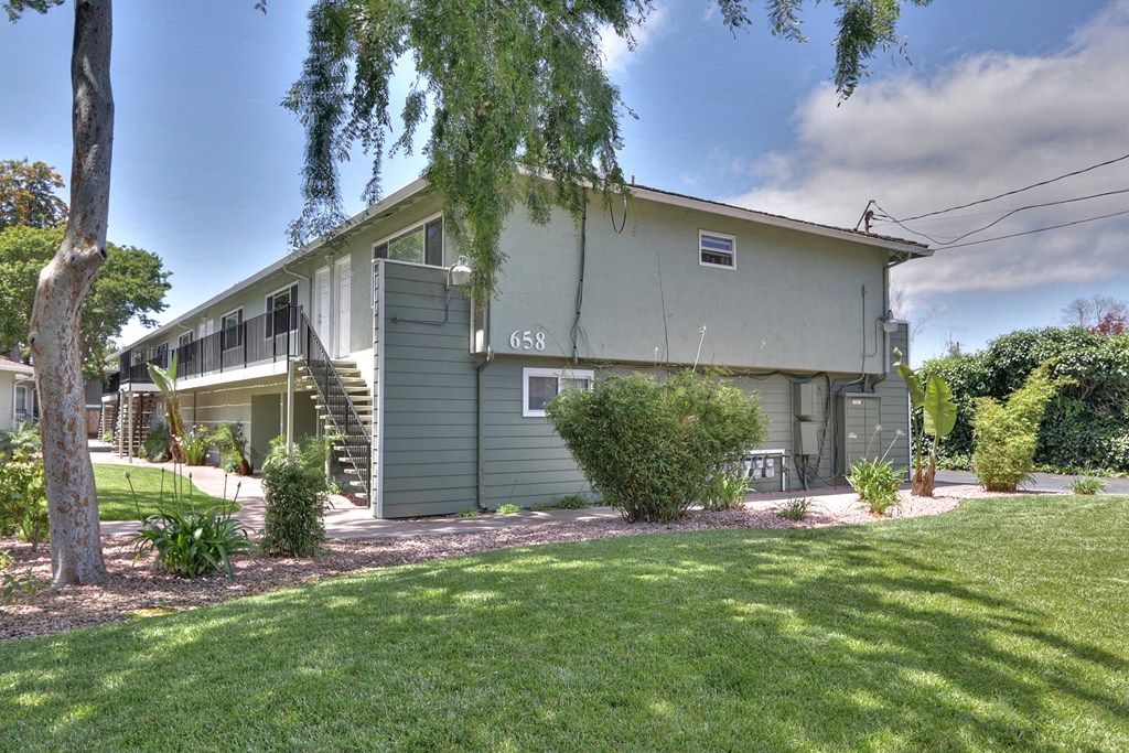 A building with the number 658 on it.