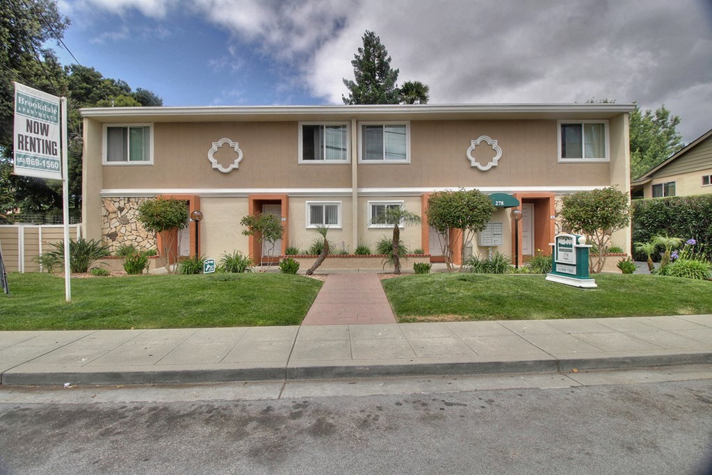 A building with a sign that says