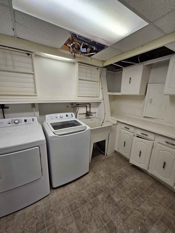 A laundry room with a washer and dryer.