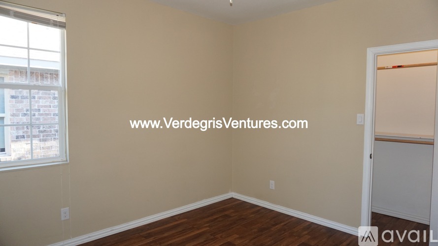 A room with a VerdegrisVentures.com watermark on the wall.
