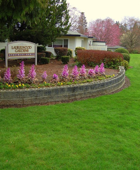 A garden with a sign that says Lauriewood Gardens.