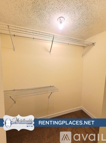 A room with a white ceiling and a light bulb on it.