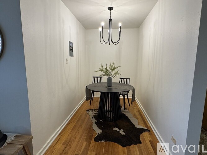 A room with a round table and a chandelier.