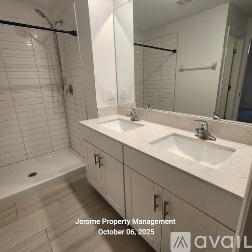 A bathroom with two sinks and a bathtub.