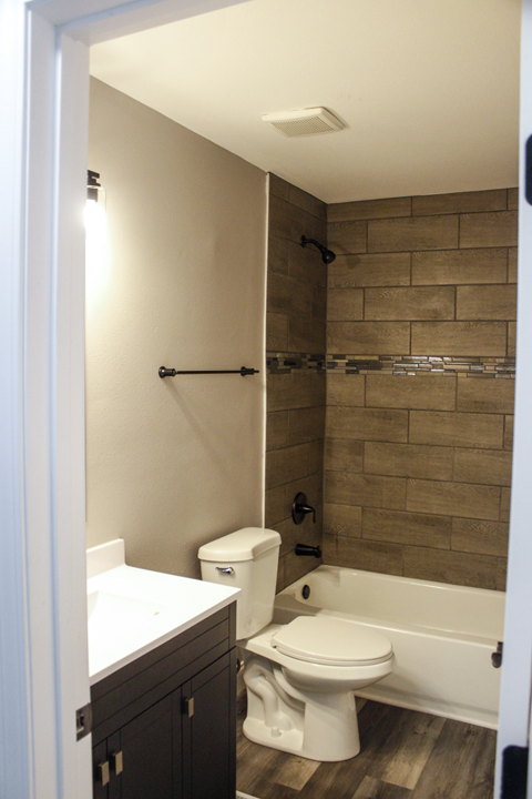 A bathroom with a toilet, sink, and bathtub.