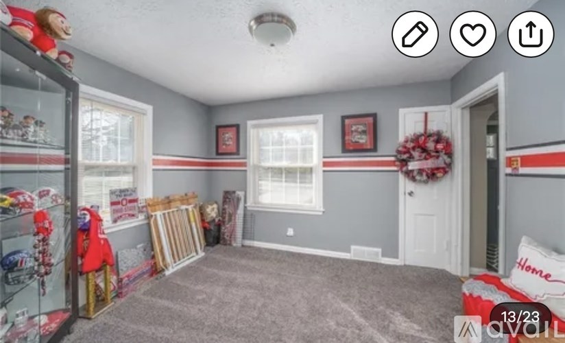 A room with grey walls and a Christmas wreath on the door.