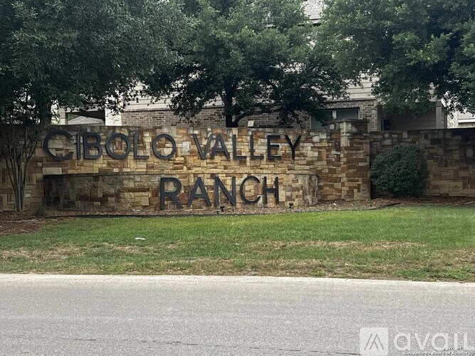 A stone wall with the words Cibolo Valley Ranch etched into it.