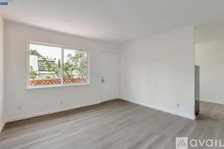 A room with a window overlooking a garden is available for rent.