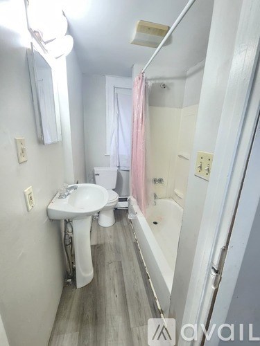 A small bathroom with a sink, toilet and bathtub.