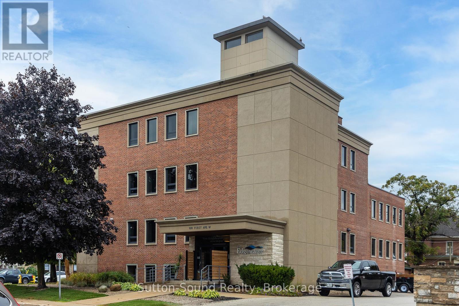 A building with a sign that says "REALTOR" on it.