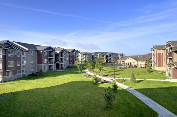 Pathway with grass to apt buildings 701 Alta Street SW Copper Trail Apartments | Apartments in Olympia, WA 