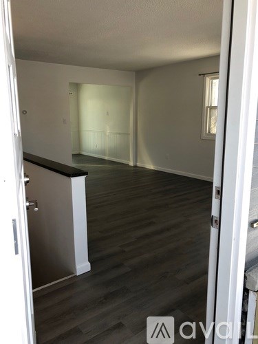 Source URL: https://prod-avail.s3.amazonaws.com/public_images/32835664/listing/Inside_front_door.JPG