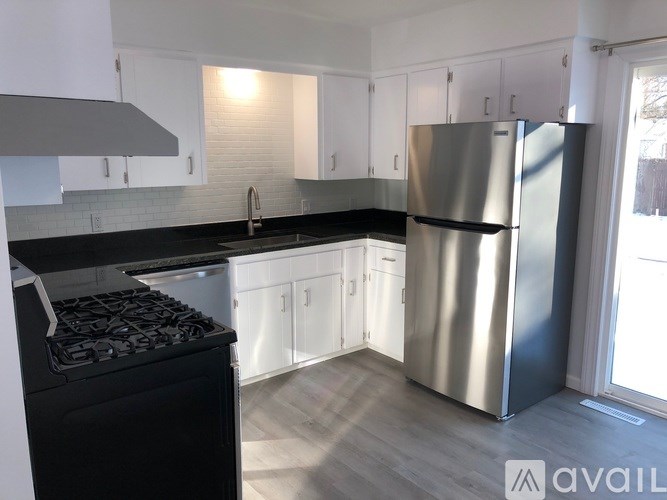 Source URL: https://prod-avail.s3.amazonaws.com/public_images/32835661/listing/Kitchen_3_empty.JPG