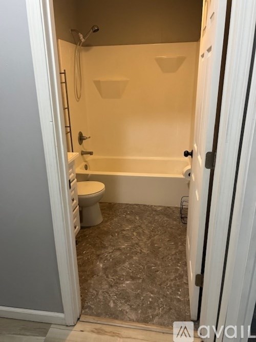 Source URL: https://prod-avail.s3.amazonaws.com/public_images/41501268/listing/IMG_9328_Bath.jpg