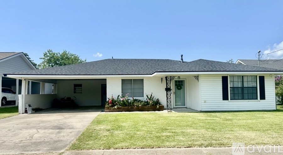 Source URL: https://prod-avail.s3.amazonaws.com/public_images/37547897/listing/IMG_4718.jpeg