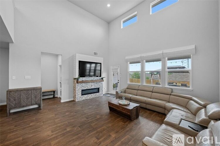 Source URL: https://prod-avail.s3.amazonaws.com/public_images/38977399/listing/2003368157316.jpg