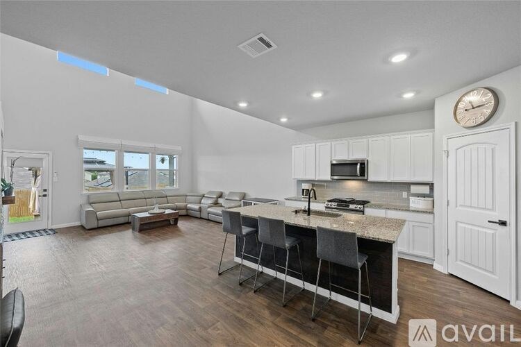 Source URL: https://prod-avail.s3.amazonaws.com/public_images/38977404/listing/2003368157321.jpg