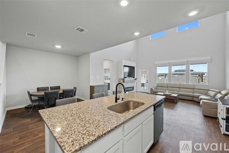 Source URL: https://prod-avail.s3.amazonaws.com/public_images/38977401/listing/2003368157324.jpg