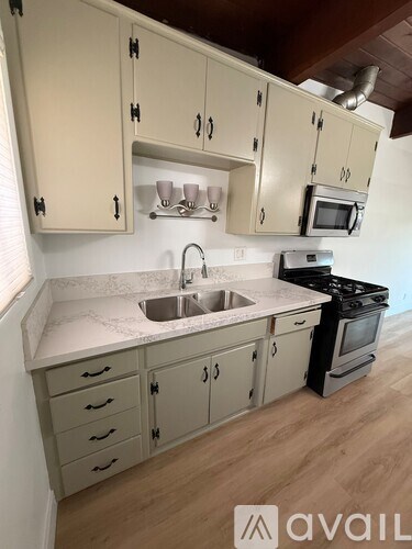 Source URL: https://prod-avail.s3.amazonaws.com/public_images/41504407/listing/Kitchen.jpg