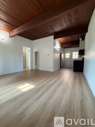 Source URL: https://prod-avail.s3.amazonaws.com/public_images/41504402/listing/Entry.jpg