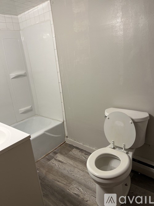 Source URL: https://prod-avail.s3.amazonaws.com/public_images/39339790/listing/Bathroom3.jpg