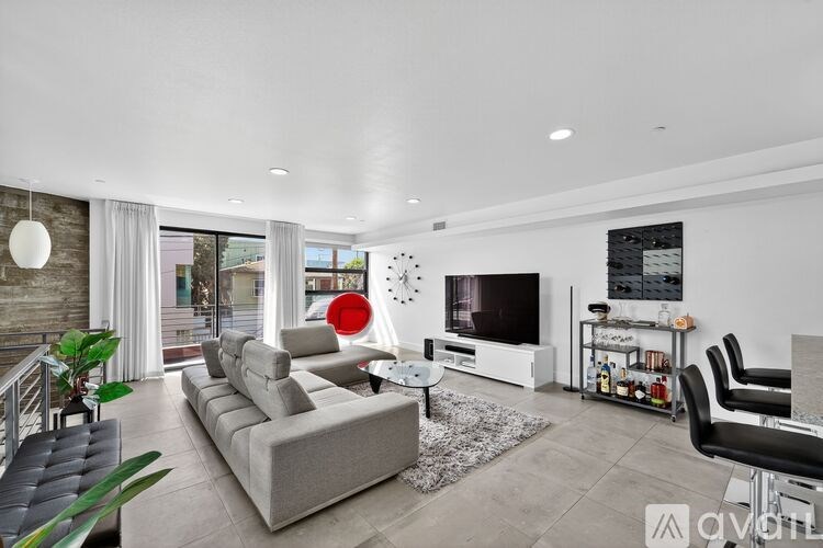 Source URL: https://prod-avail.s3.amazonaws.com/public_images/41488835/listing/09_1418_Innes_Pl_Venice_CA_90291_USA-Living_room-DSC07144.jpg