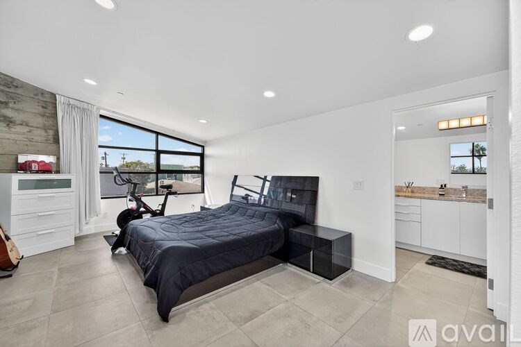 Source URL: https://prod-avail.s3.amazonaws.com/public_images/41488801/listing/19_1418_Innes_Pl_Venice_CA_90291_USA-Bedroom-DSC07189.jpg