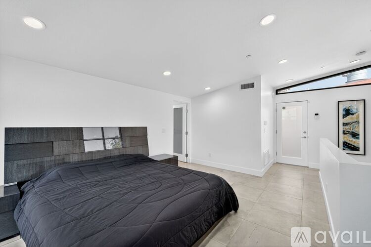 Source URL: https://prod-avail.s3.amazonaws.com/public_images/41488804/listing/17_1418_Innes_Pl_Venice_CA_90291_USA-Bedroom-DSC07195.jpg