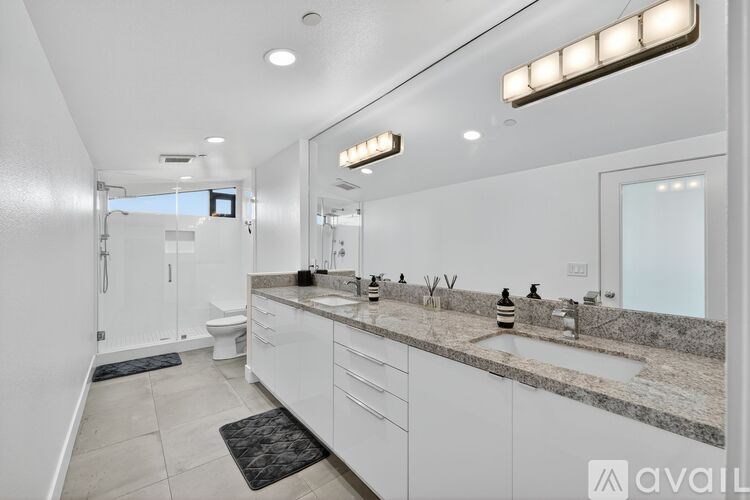 Source URL: https://prod-avail.s3.amazonaws.com/public_images/41488807/listing/26_1418_Innes_Pl_Venice_CA_90291_USA-Bathroom-DSC07216.jpg