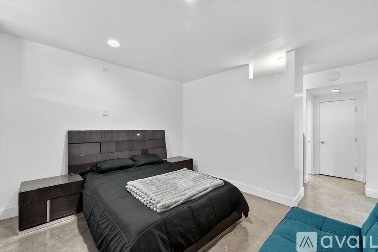 Source URL: https://prod-avail.s3.amazonaws.com/public_images/41488802/listing/21_1418_Innes_Pl_Venice_CA_90291_USA-Bedroom-DSC07096.jpg