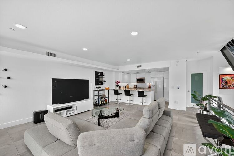 Source URL: https://prod-avail.s3.amazonaws.com/public_images/41488831/listing/10_1418_Innes_Pl_Venice_CA_90291_USA-Living_room-DSC07153.jpg