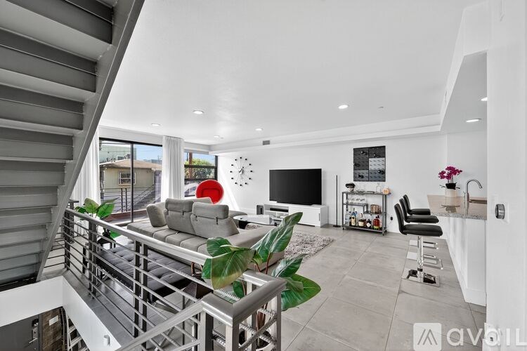 Source URL: https://prod-avail.s3.amazonaws.com/public_images/41488837/listing/08_1418_Innes_Pl_Venice_CA_90291_USA-Living_room-DSC07183.jpg