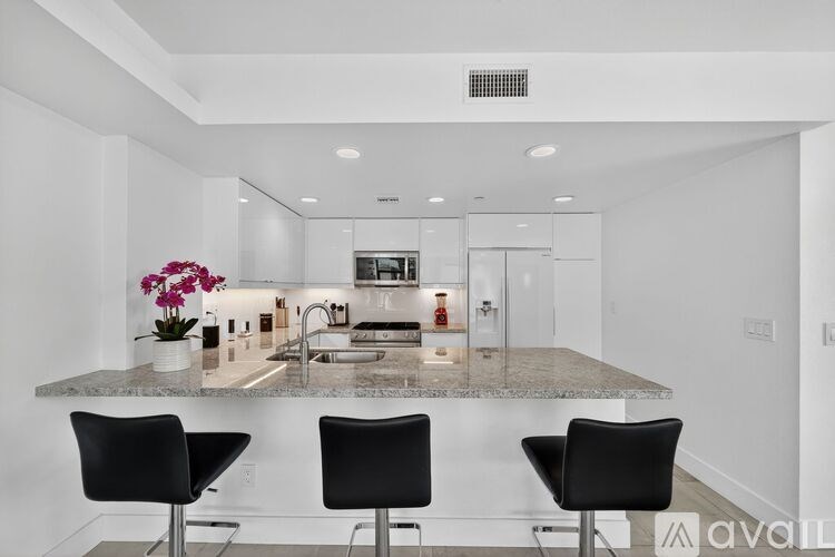 Source URL: https://prod-avail.s3.amazonaws.com/public_images/41488825/listing/14_1418_Innes_Pl_Venice_CA_90291_USA-Kitchen-DSC07138.jpg