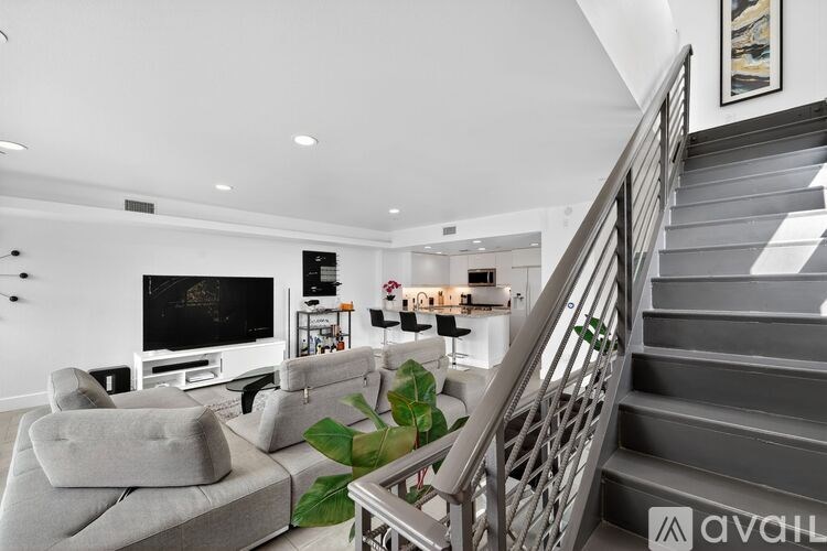 Source URL: https://prod-avail.s3.amazonaws.com/public_images/41488833/listing/11_1418_Innes_Pl_Venice_CA_90291_USA-Living_room-DSC07165.jpg