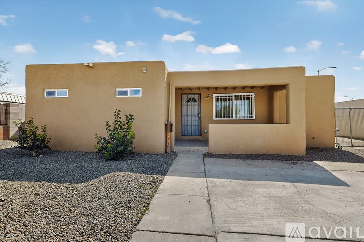 Source URL: https://prod-avail.s3.amazonaws.com/public_images/41504633/listing/1000026163.jpg