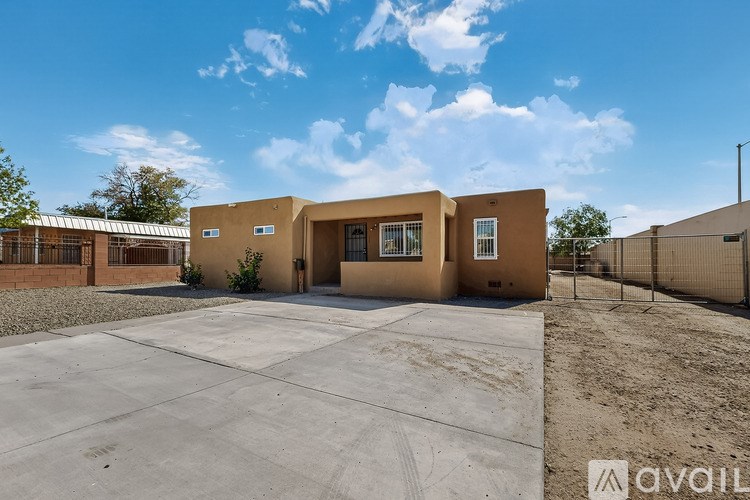 Source URL: https://prod-avail.s3.amazonaws.com/public_images/41504631/listing/1000026165.jpg