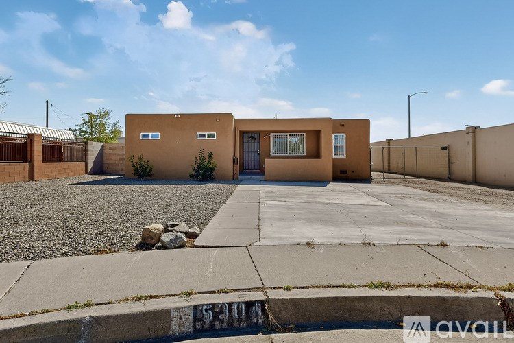 Source URL: https://prod-avail.s3.amazonaws.com/public_images/41504649/listing/1000026167.jpg