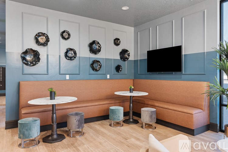 Source URL: https://prod-avail.s3.amazonaws.com/public_images/41503104/listing/Sevenotwmain_10172024_interior_bubble_room.jpg